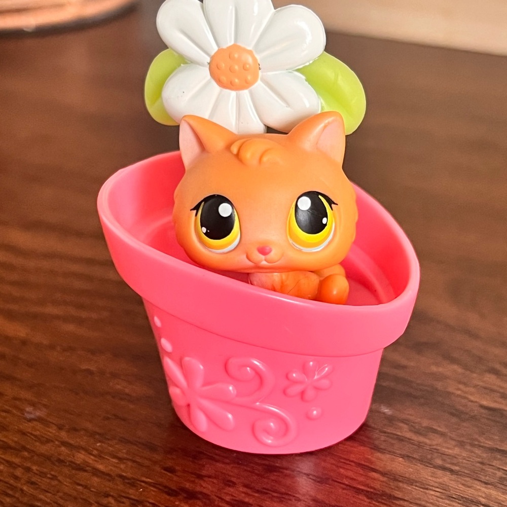 Littlest pet shop #86 orange kitty in flower pot. Pink magnet.